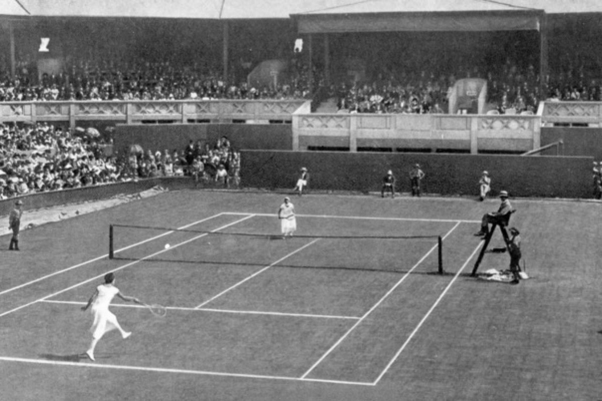 Suzanne Lenglen (FRA) in the foreground